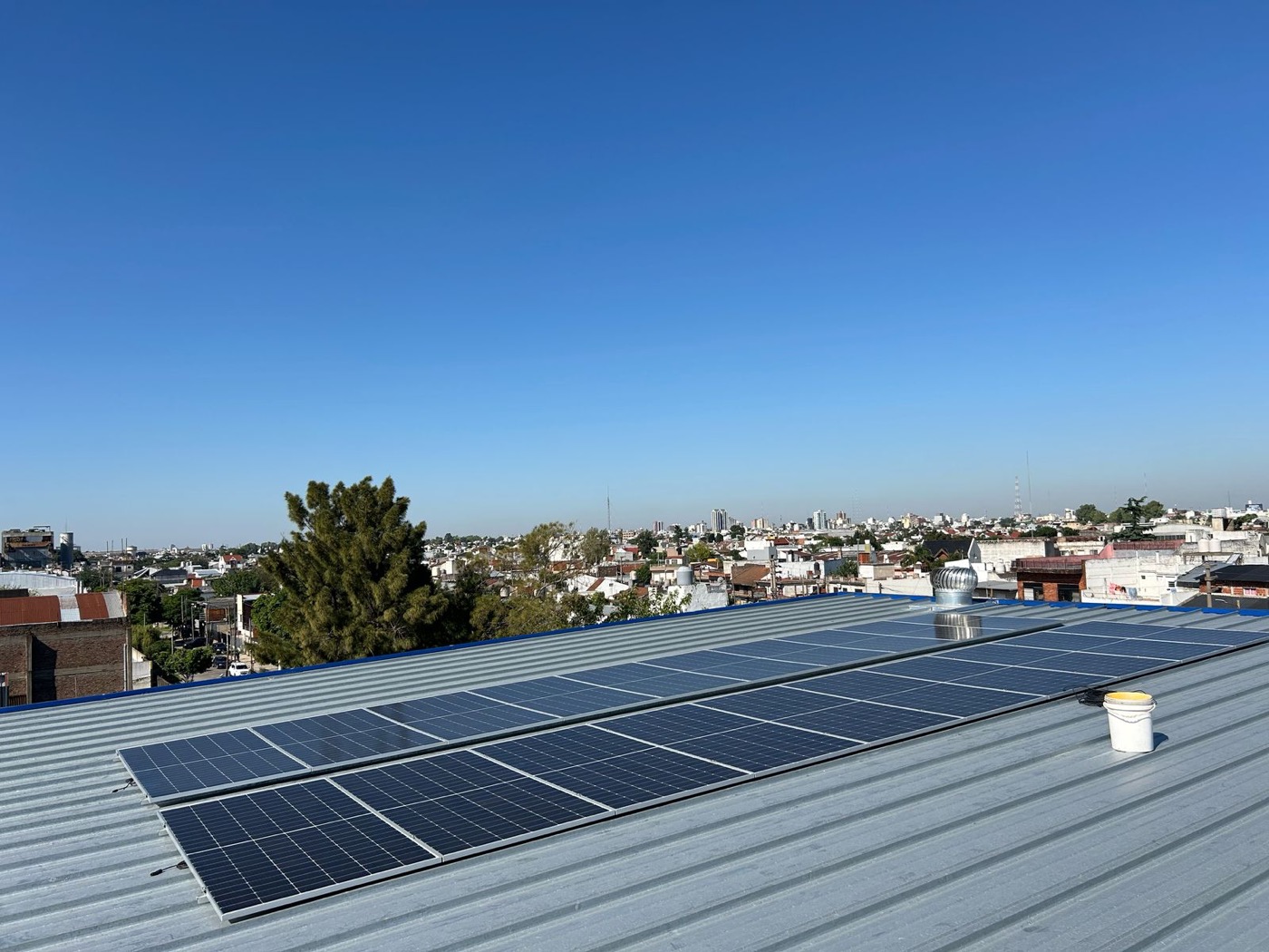 Instalación comercial urbana sobre techo de chapa con vista a la ciudad